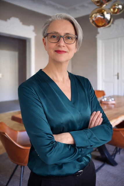 Susanna Schulz, Beraterin für internationale Zusammenarbeit, in ihrem Büro