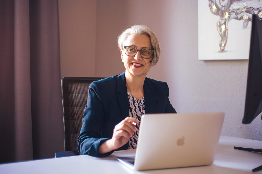 Susanna Schulz am Schreibtisch bei der Analyse internationaler Zusammenarbeit