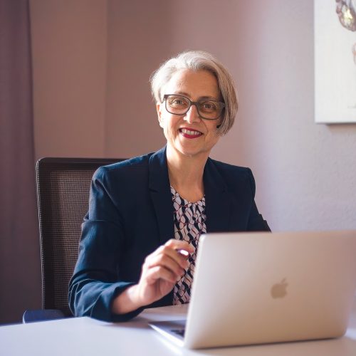 Susanna Schulz am Schreibtisch bei der Analyse internationaler Zusammenarbeit